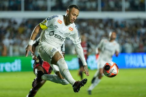 Neymar am Ball für den FC Santos. Foto: Andre Penner/AP/dpa