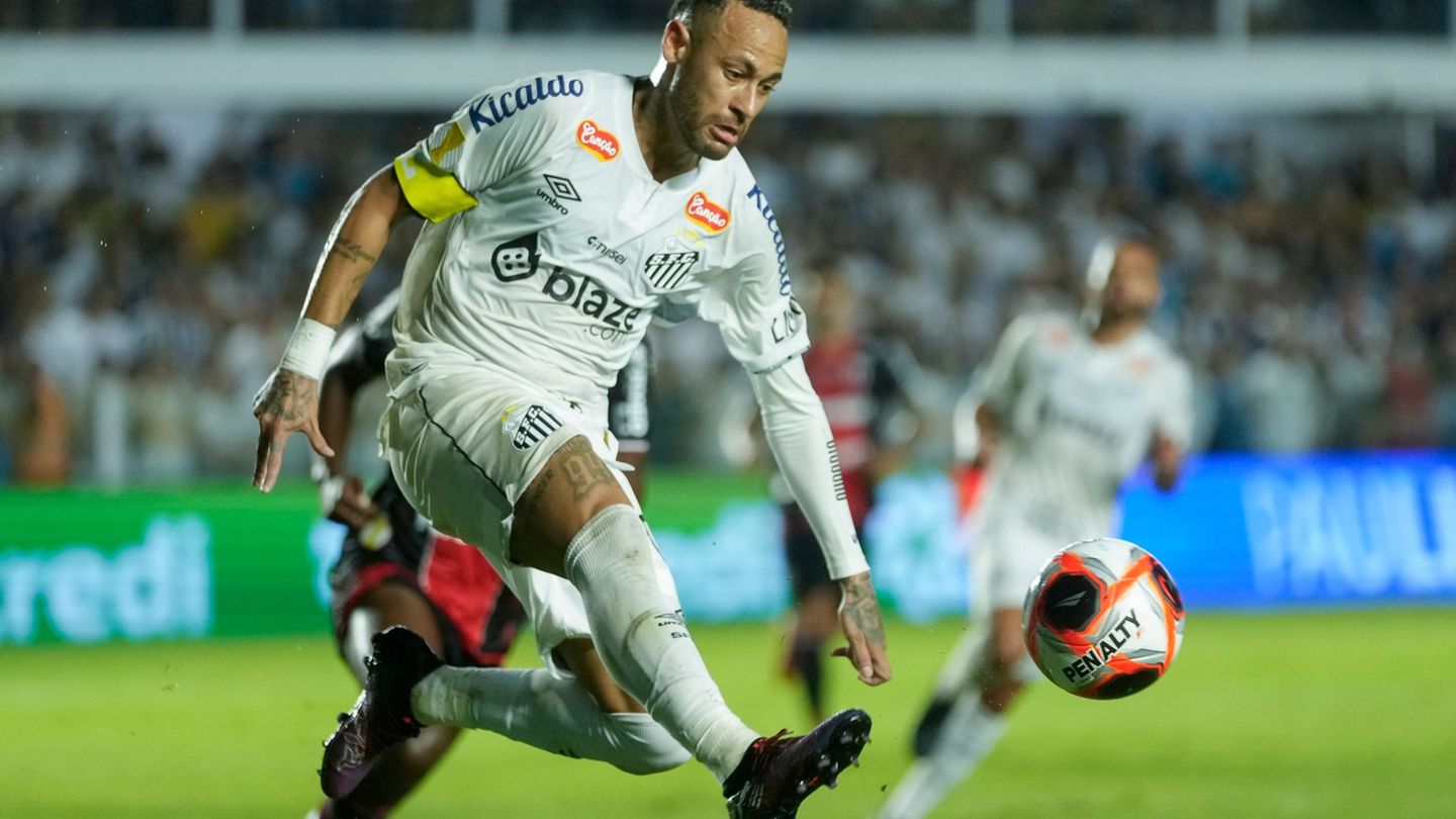 Neymar am Ball für den FC Santos. Foto: Andre Penner/AP/dpa