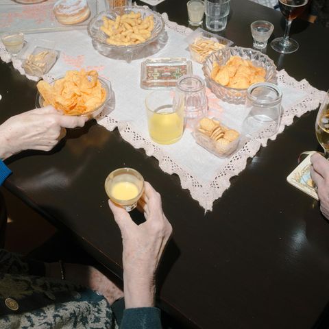 Tisch mit Chips, Eierlikör, Fanta und Bier