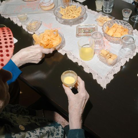 Tisch mit Chips, Eierlikör, Fanta und Bier