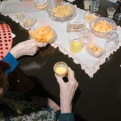 Tisch mit Chips, Eierlikör, Fanta und Bier