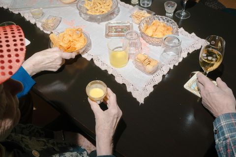 Tisch mit Chips, Eierlikör, Fanta und Bier