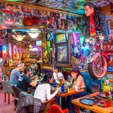 Knallbuntes Restaurant, Menschen sitzen an Tischen und essen