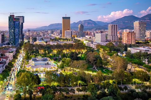 Albaniens Hauptstadt Tirana aus der Vogelperspektive