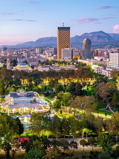 Albaniens Hauptstadt Tirana aus der Vogelperspektive