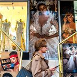 Das Schaufenster eines Brautmodegeschäfts