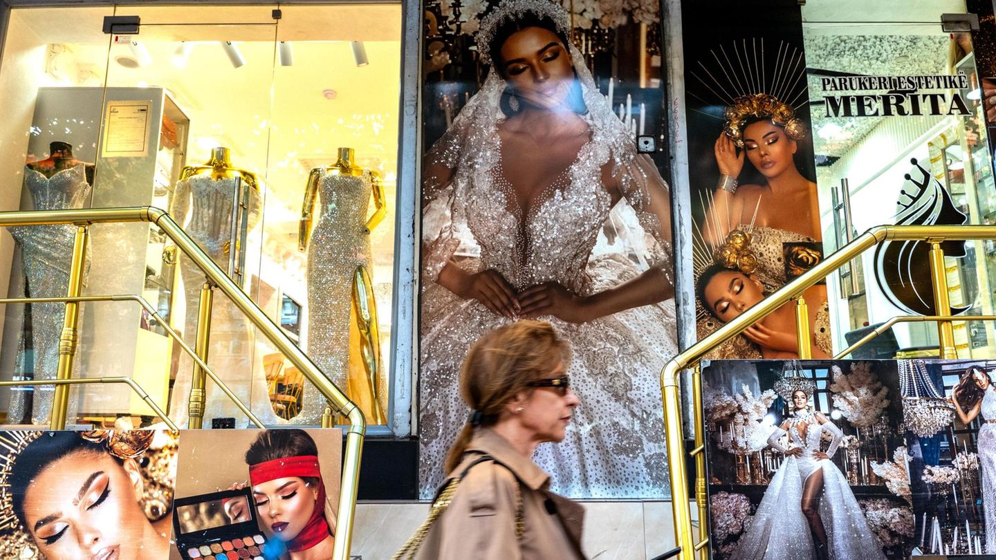 Das Schaufenster eines Brautmodegeschäfts