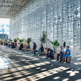 Der Haupteingang des Flughafens Tirana