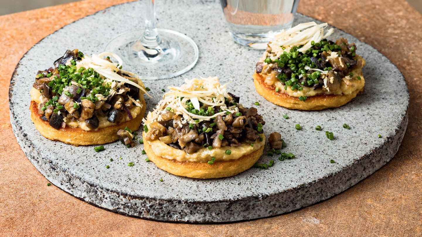 French Toast mit Auberginentatar, Zwiebelcreme und Meerrettich