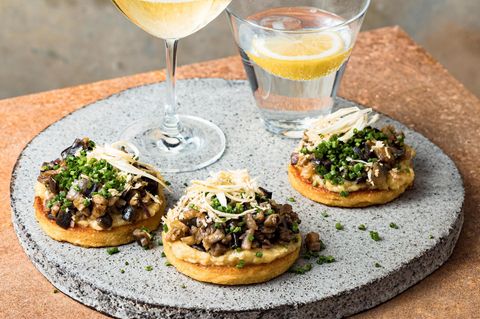 French Toast mit Auberginentatar, Zwiebelcreme und Meerrettich