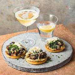 French Toast mit Auberginentatar, Zwiebelcreme und Meerrettich