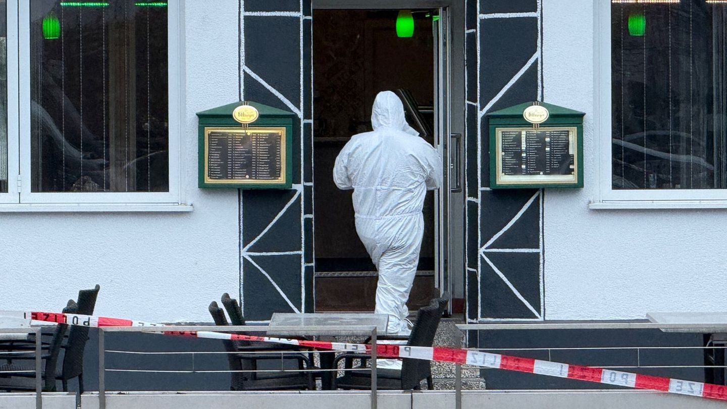 Die Ermittlungen vor Ort laufen. Foto: Mike Seeboth/dpa