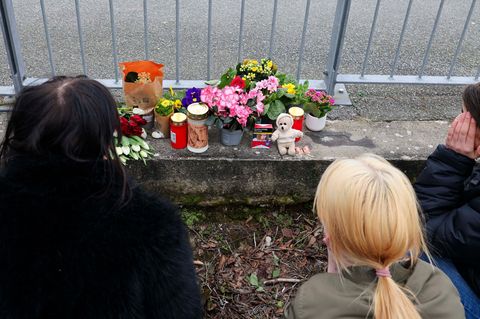 Trauernde haben Blumen und Kerzen an dem Eckernförder Supermarkt abgestellt
