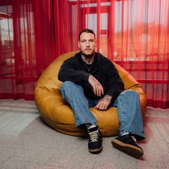 David Raum sitzt fürs stern-Shooting in einem Sitzsack im Foyer der Geschäftsstelle von RB Leipzig