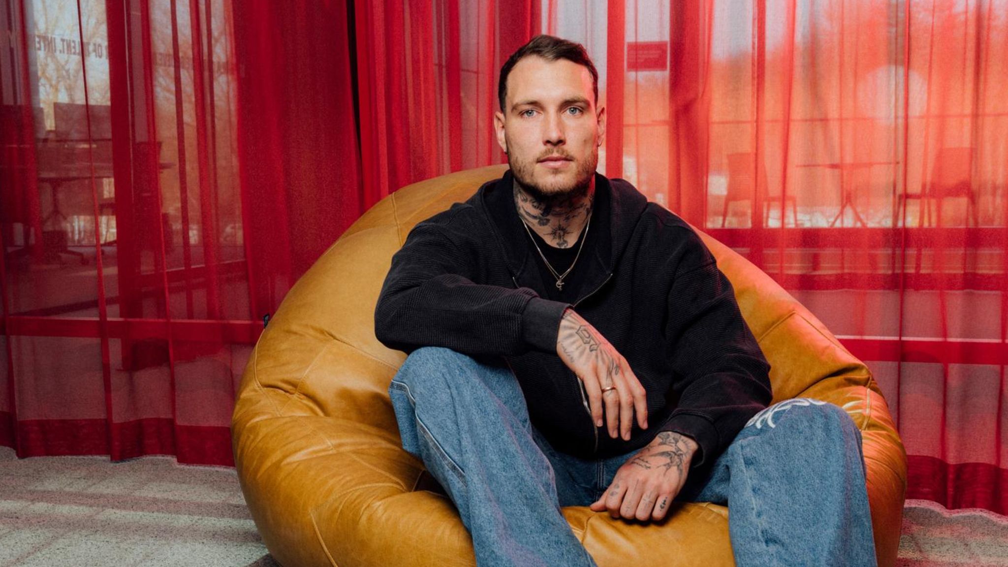 David Raum sitzt fürs stern-Shooting in einem Sitzsack im Foyer der Geschäftsstelle von RB Leipzig