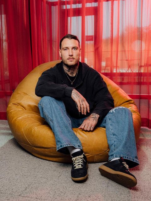 David Raum sitzt fürs stern-Shooting in einem Sitzsack im Foyer der Geschäftsstelle von RB Leipzig