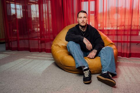 David Raum sitzt fürs stern-Shooting in einem Sitzsack im Foyer der Geschäftsstelle von RB Leipzig