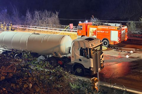 Die A52 war in Essen in Fahrtrichtung Düsseldorf nach einem Unfall gesperrt. Foto: Michael Weber/WTVnews/dpa