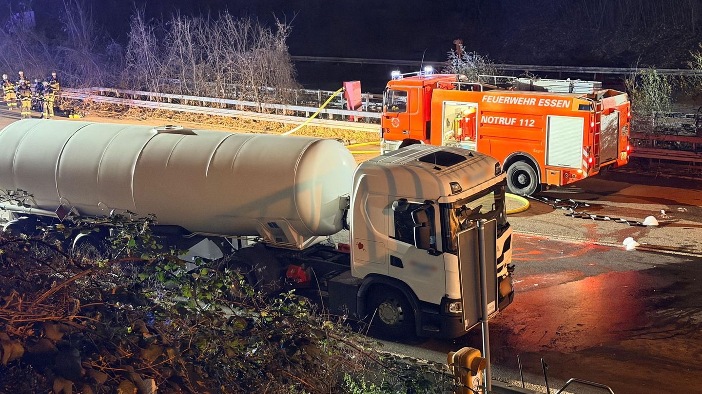 Die A52 war in Essen in Fahrtrichtung Düsseldorf nach einem Unfall gesperrt. Foto: Michael Weber/WTVnews/dpa