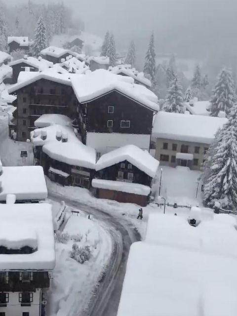 Ein Alpendorf in Italien ist von Schnee bedeckt.