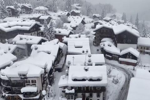Ein Alpendorf in Italien ist von Schnee bedeckt.