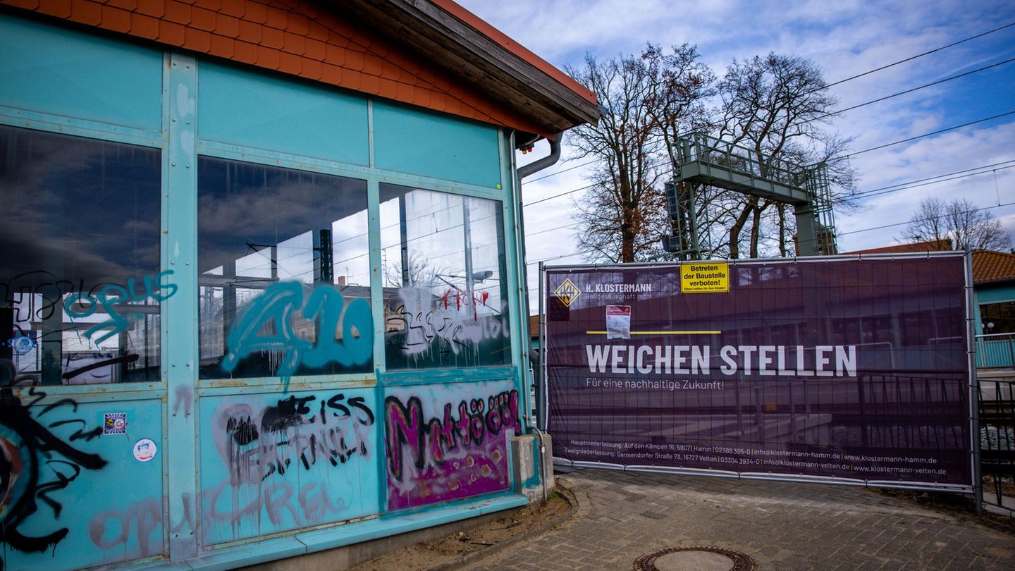 Eine Bahnbaustelle in Karstädt in Brandenburg. Nach Berechnung des Ifo-Instituts floss 2025 ein großer Teil der für Investitione