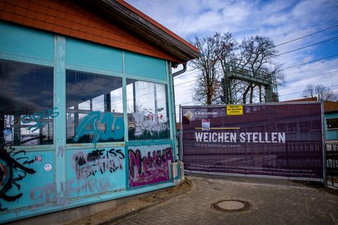 Eine Bahnbaustelle in Karstädt in Brandenburg. Nach Berechnung des Ifo-Instituts floss 2025 ein großer Teil der für Investitione