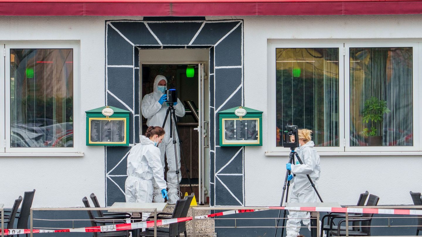 Fahnder sichern Spuren. Foto: Andreas Arnold/dpa