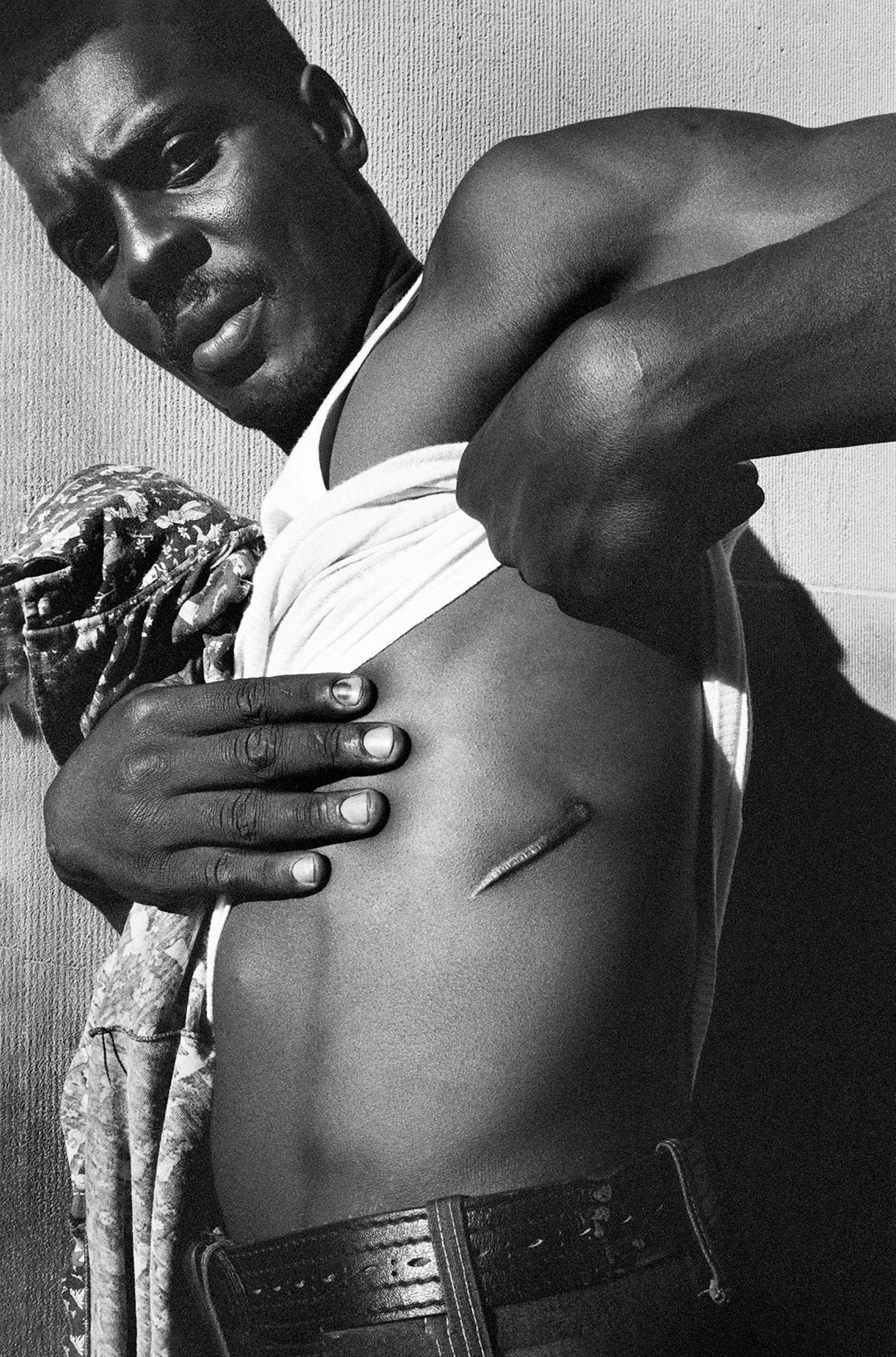 Ein Mann zeigt eine Narbe am Brustkorb