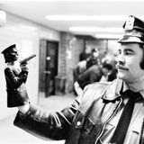 Ein Polizist mit einer Polizistenhandpuppe