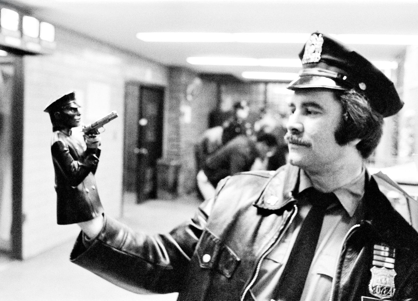 Ein Polizist mit einer Polizistenhandpuppe