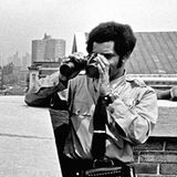 Polizist mit Fernglas auf einen Dach