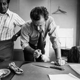 Ein Ermittler pudert ein Messer ab