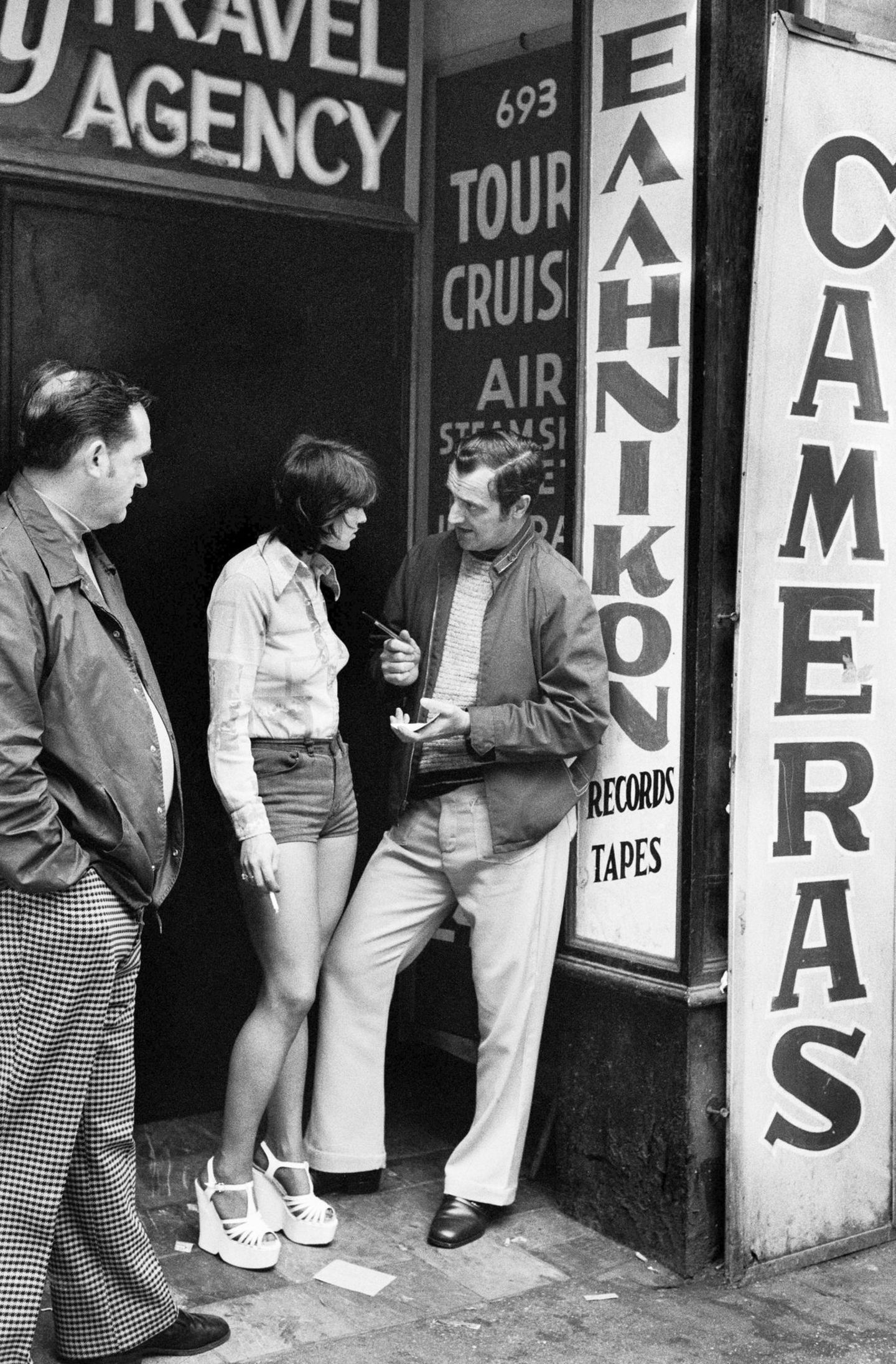 Zwei Polizisten sprechen mit einer Frau