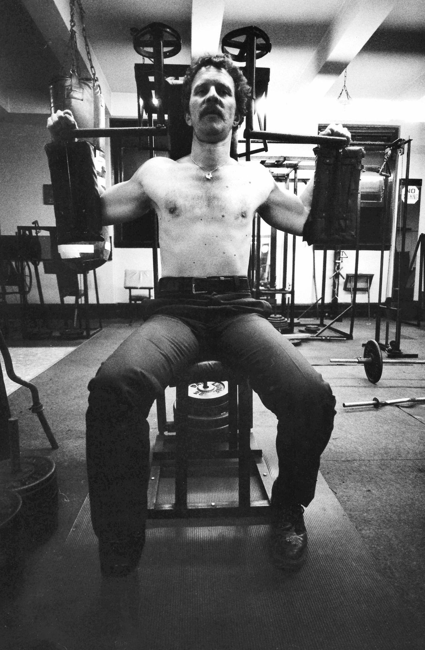 Ein Polizist im Gym beim Oberkörpertraining