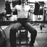 Ein Polizist im Gym beim Oberkörpertraining