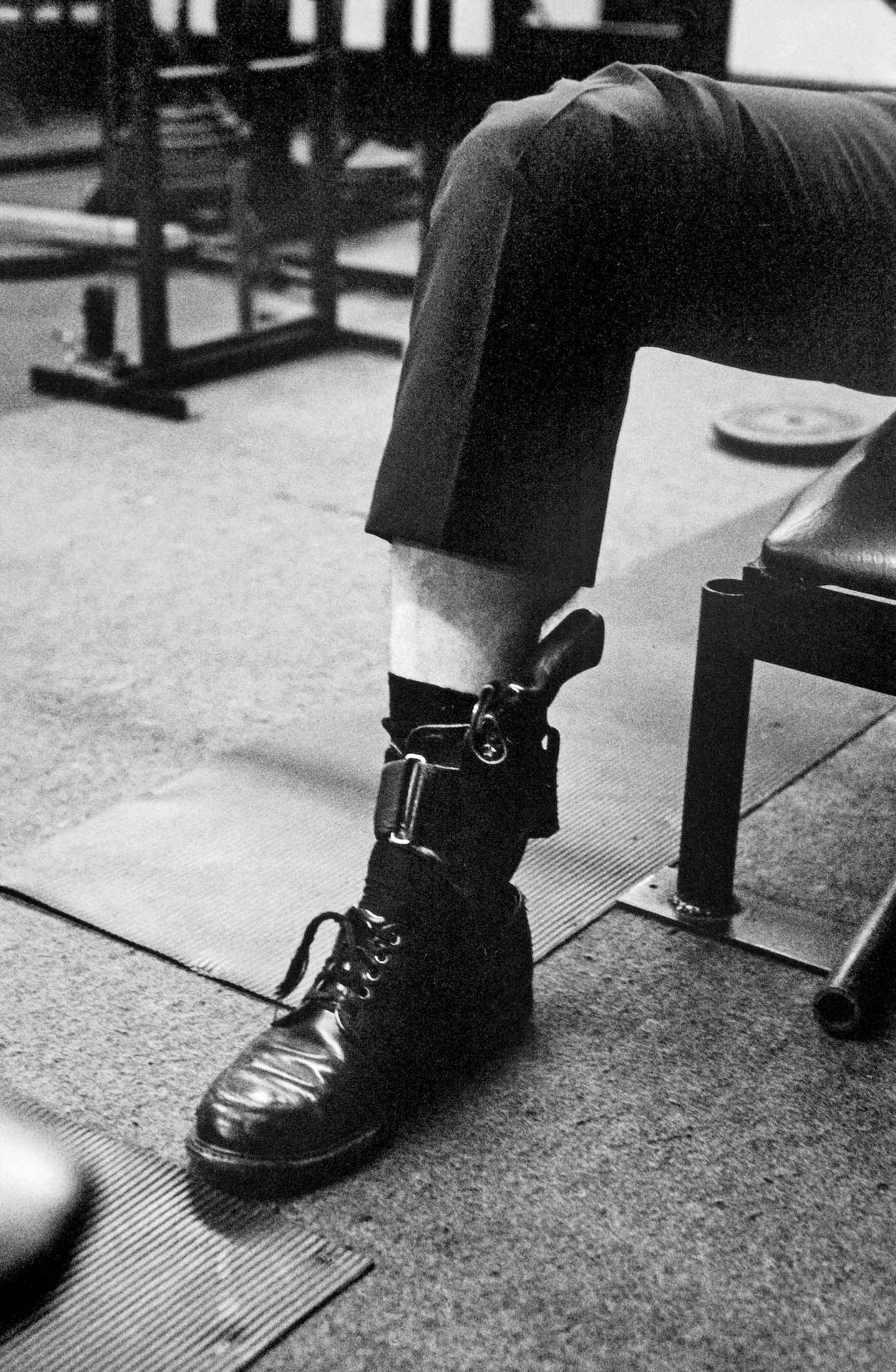 Pistole in einem Holster über dem Fußknöchel