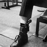 Pistole in einem Holster über dem Fußknöchel