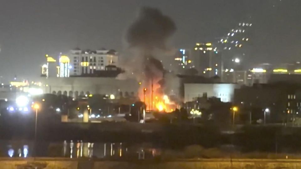 Ein Bild aus einem Video eines mutmaßlichen Angriffs auf die US-Botschaft in Bagdad.