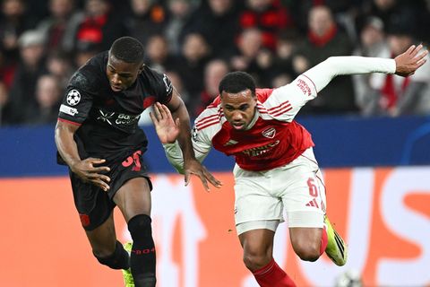 Champions League: Bayer Leverkusens Christian Kofane (l.) im Laufduell mit Arsenals Gabriel Magalhães im Hinspiel