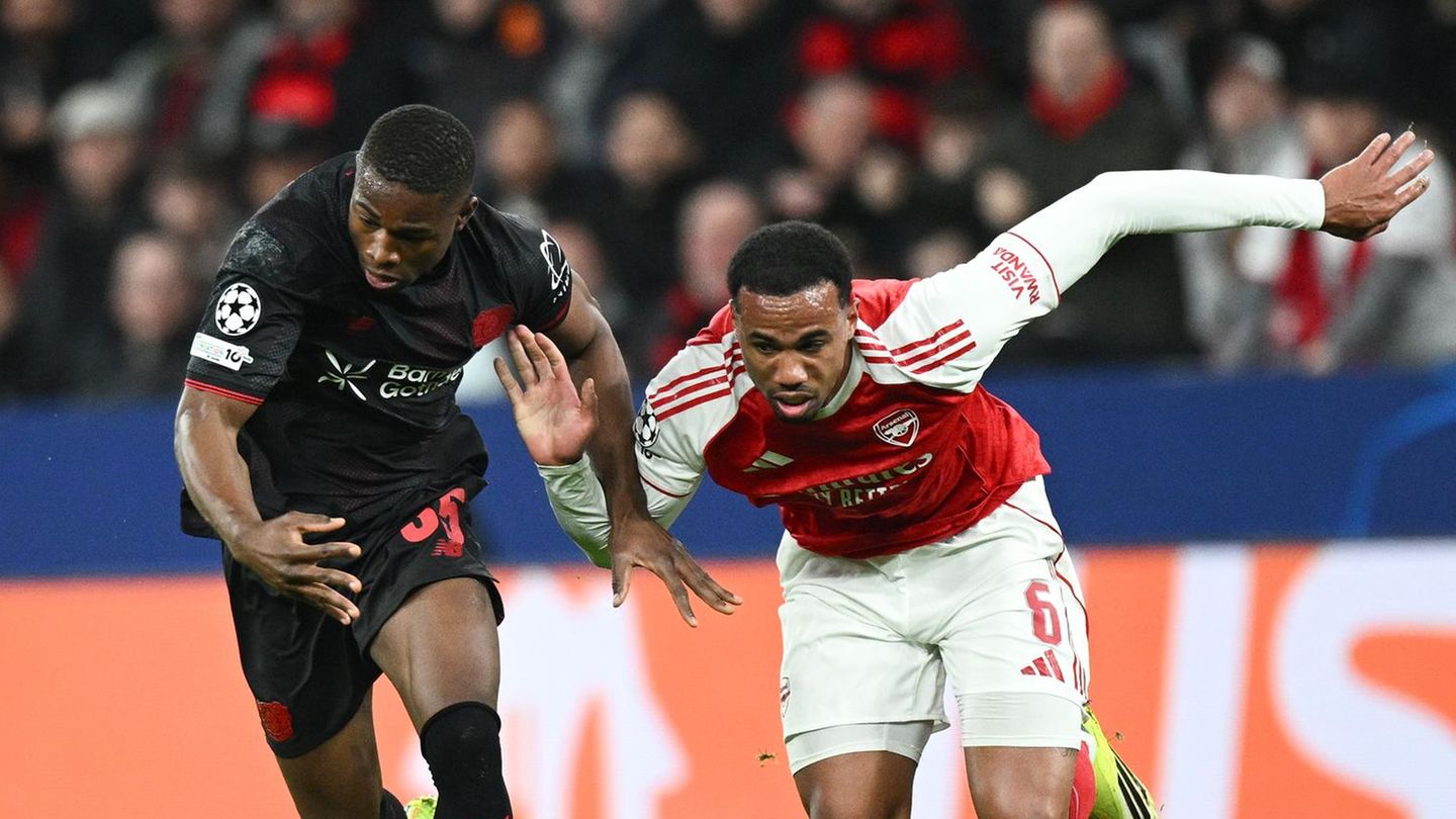 Champions League: Bayer Leverkusens Christian Kofane (l.) im Laufduell mit Arsenals Gabriel Magalhães im Hinspiel