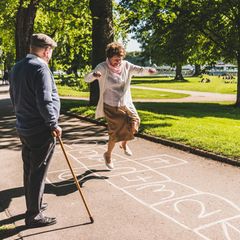 In Rente: Zwei Senioren spielen Hüpfspiele