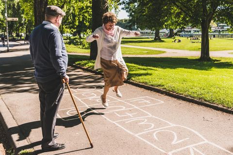 In Rente: Zwei Senioren spielen Hüpfspiele