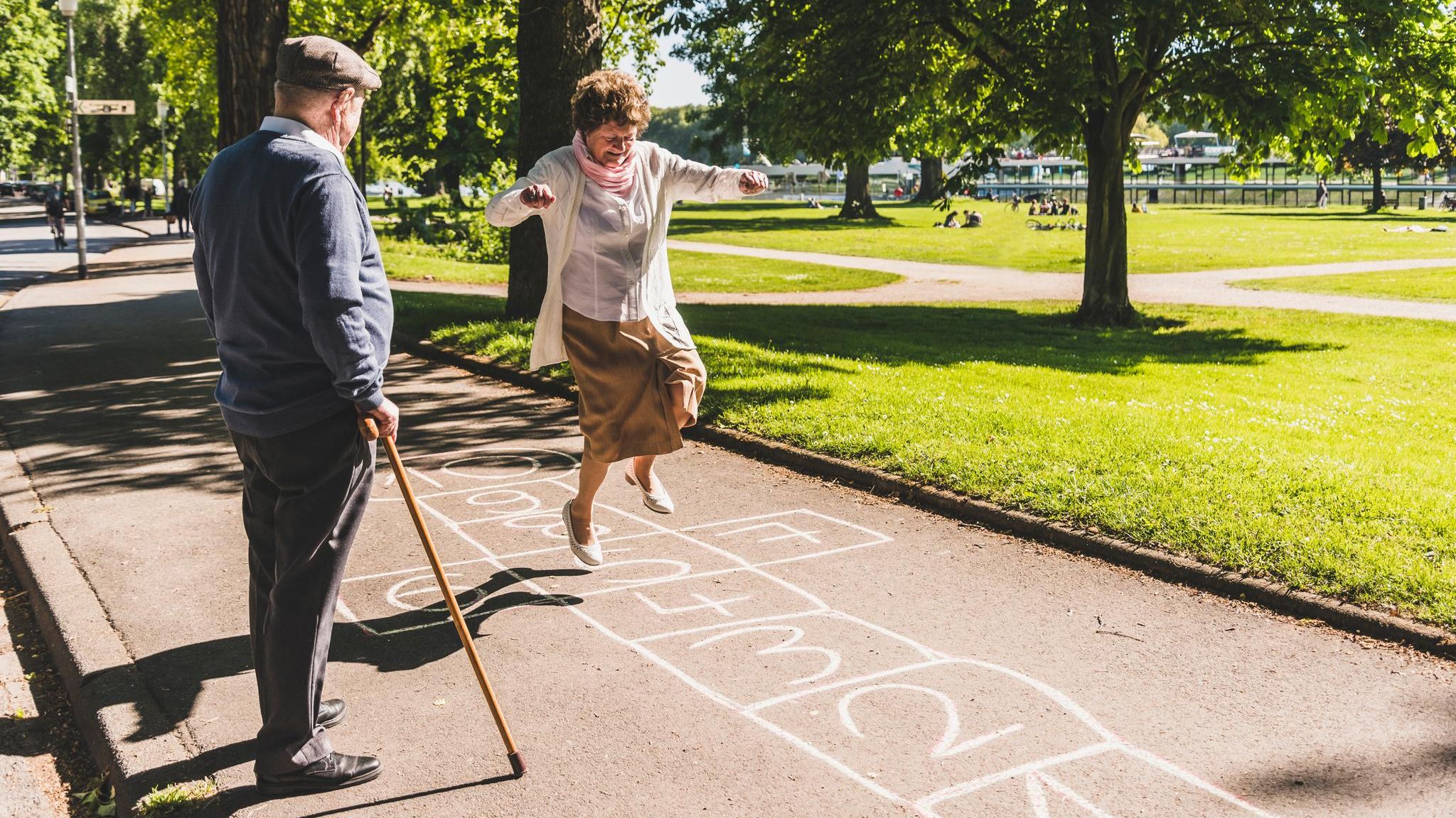 In Rente: Zwei Senioren spielen Hüpfspiele