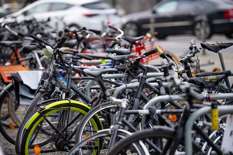 Auch die Frau hatte ihr Fahrrad nicht als gestohlen gemeldet. (Symbolbild) Foto: Monika Skolimowska/dpa-Zentralbild/dpa
