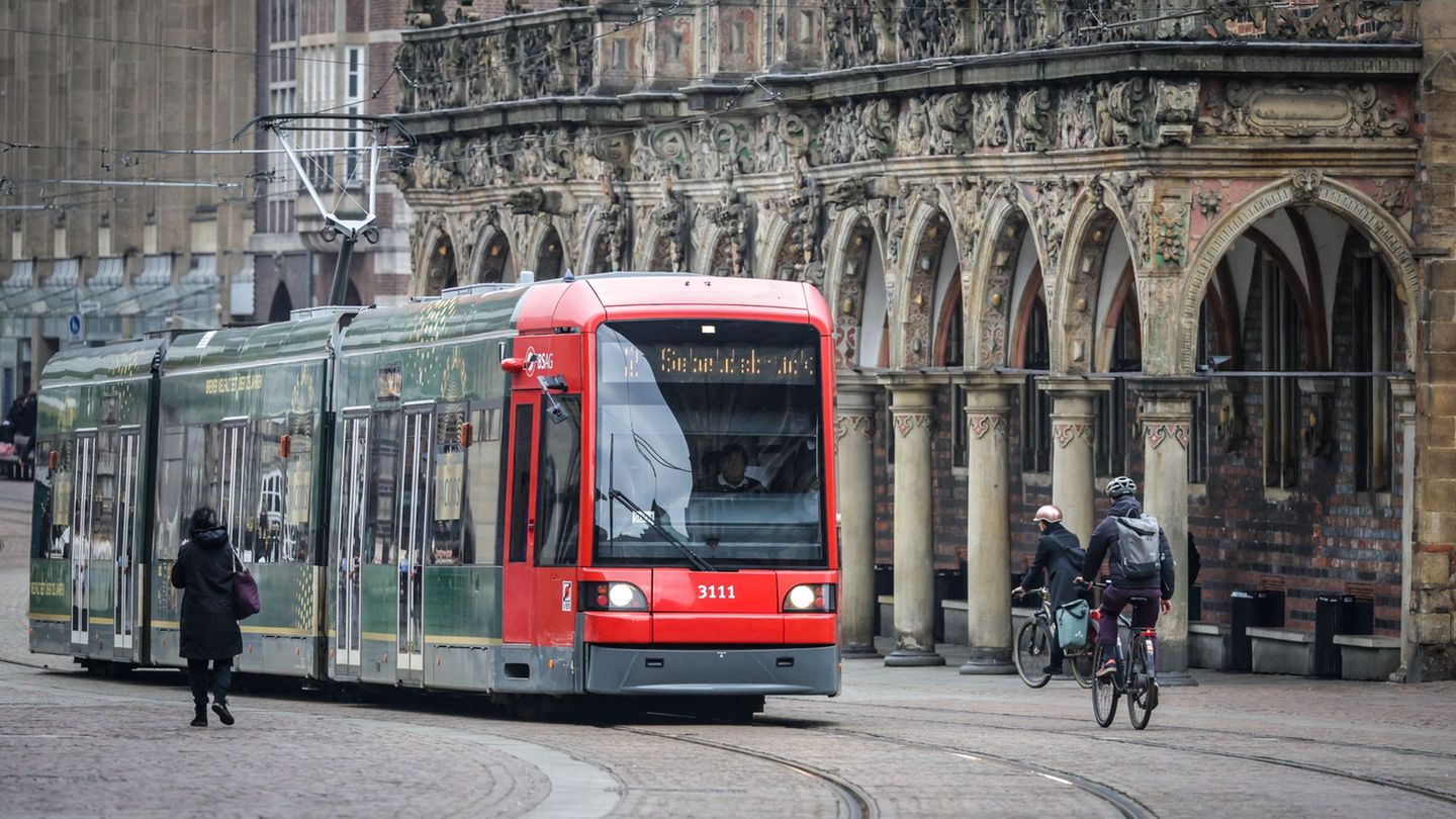 Busse und Bahnen fahren am Donnerstag wie gewohnt durch Bremen. (Archivbild) Foto: Focke Strangmann/dpa
