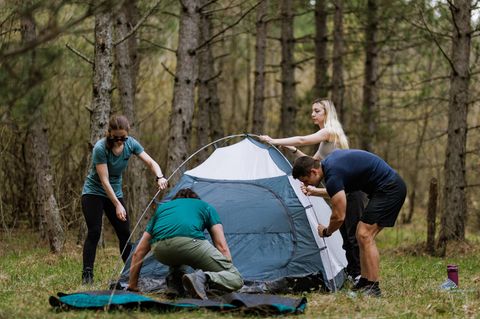 Deals des Tages: Vier junge Menschen bauen ein Kuppelzelt auf