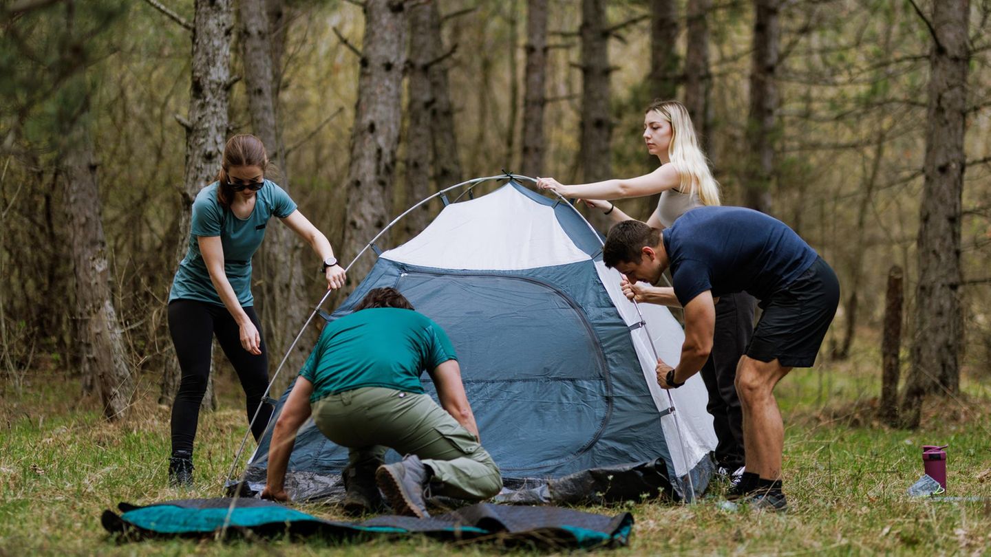 Deals des Tages: Vier junge Menschen bauen ein Kuppelzelt auf