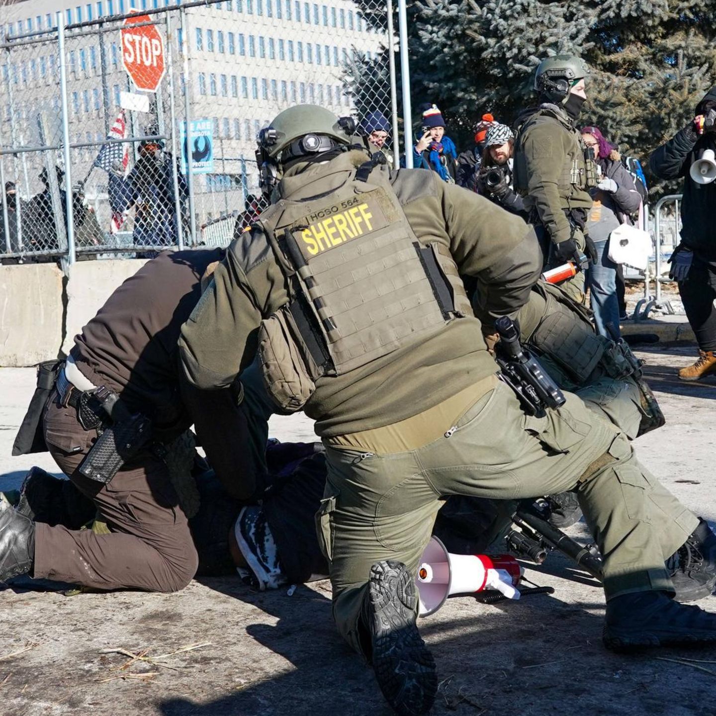 ICE-Beamte verhaften einen Demonstranten Ende Januar in Minneapolis (Archivbild)