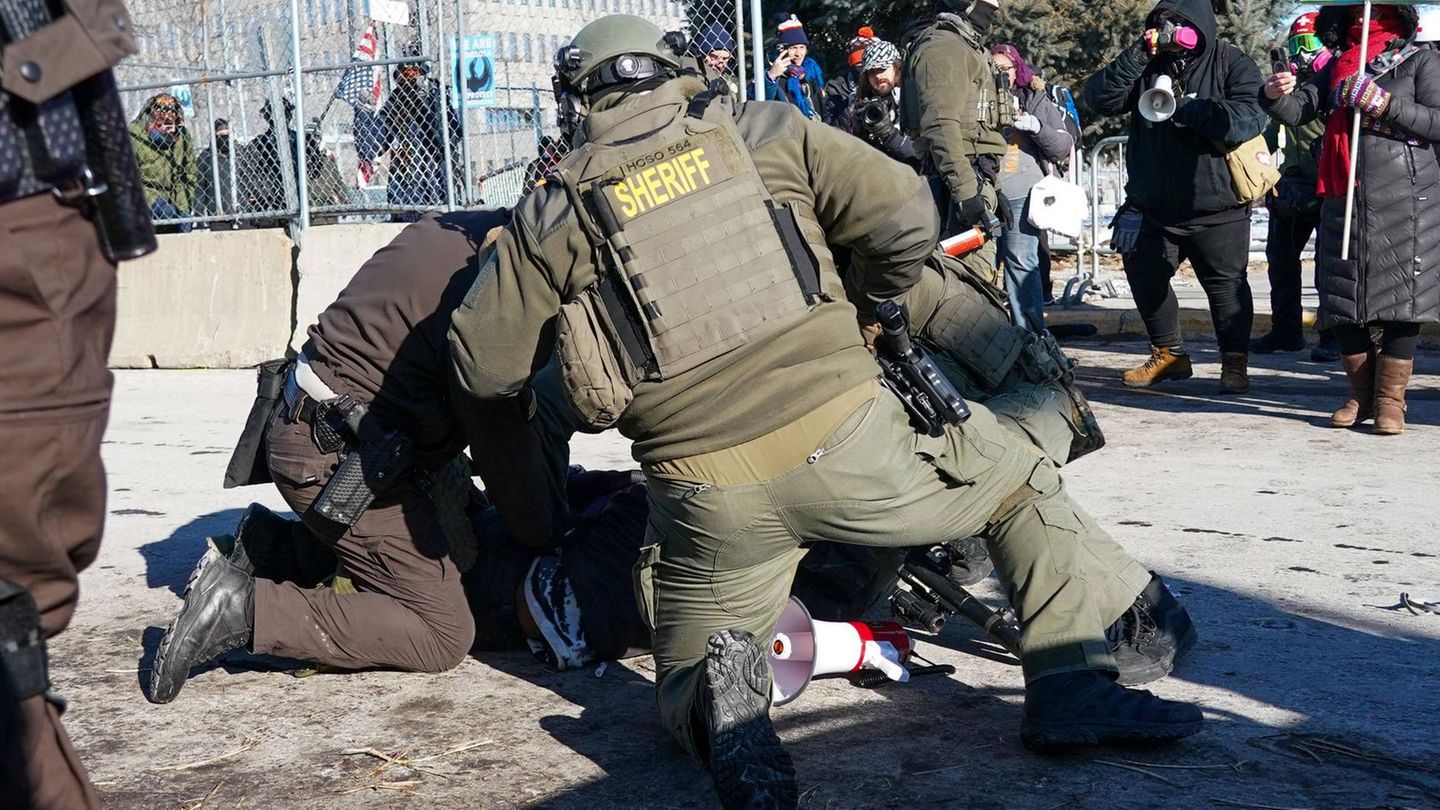 ICE-Beamte verhaften einen Demonstranten Ende Januar in Minneapolis (Archivbild)